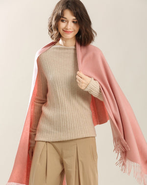 a woman wear pink cashmere wrap on shoulder
